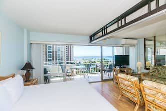 Iconic Ilikai Hotel 1 Bedroom Lagoon View, Minutes to the Beach! No resort fees!