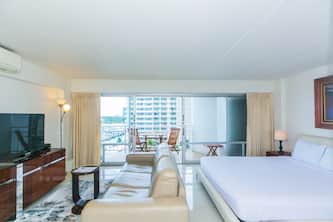 10th Floor Free WiFi/No Resort Fees/Oceanview @ Ilikai Hotel with Beautiful Sunset Views!