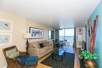 Ilikai Marina 1 Bedroom Deluxe Yacht View, Great Location in Waikiki!