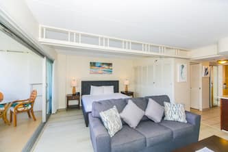 Ilikai 1 Bedroom City Views, minutes to the Beach!
