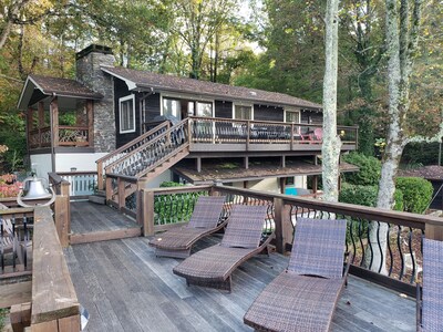 Lake Lanier hideaway right on the lake, beautifully updated, great swimming lake