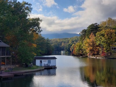 Lake Lanier hideaway right on the lake, beautifully updated, great swimming lake