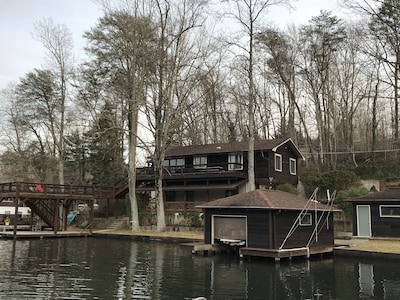 Lake Lanier hideaway right on the lake, beautifully updated, great swimming lake