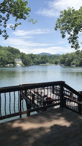 Lake Lanier hideaway right on the lake, beautifully updated, great swimming lake