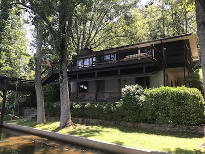 Lake Lanier hideaway right on the lake, beautifully updated, great swimming lake