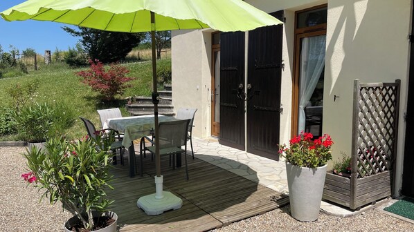 Terrasse et entrée du gîte