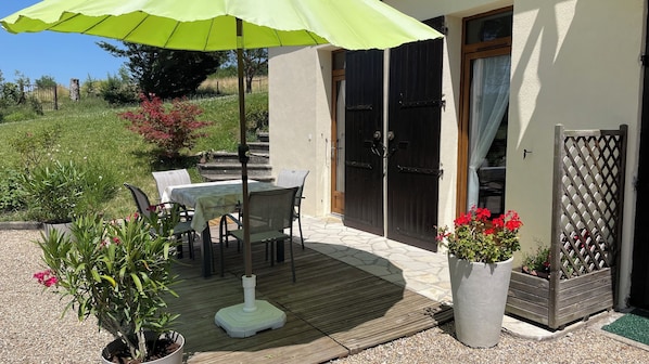 Terrasse et entrée du gßte
