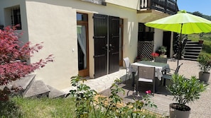 Terrasse et entrée