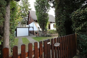 Hausansicht mit Garten und 1.Terrasse