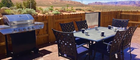 Enjoy a sunset over the Vermillion Cliffs from the front courtyard, BBQ, patio furniture, 42” fence