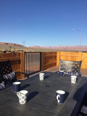 Front courtyard with a local view, emcompassing about 90 degrees of the culdesac