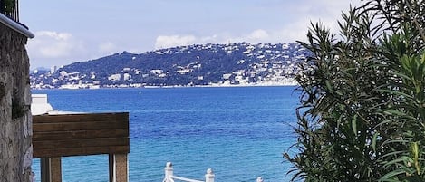 Vue de la mer depuis la Pinède à JUAN LES PINS. ( 10 minutes en voiture)
