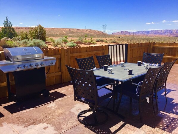 Enjoy a sunset over the Vermillion Cliffs from the front courtyard, BBQ, patio furniture, 42” fence