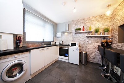 ★Modern Stylish 3 Bedroom House★ + Garden & Parking