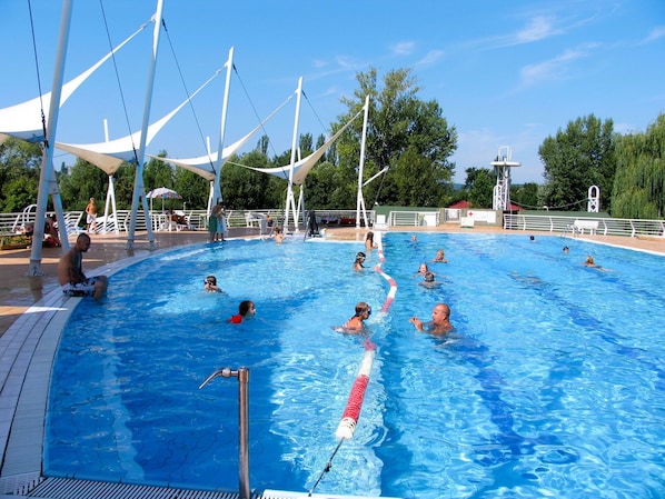 L'Eau, Ciel, Piscine, Loisirs De Plein Air, Arbre, Nuage, Loisir, Des Loisirs, Des Sports, Jeu De Balle