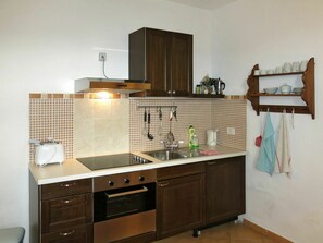 Cabinetry, Countertop, Eigentum, Möbel, Sinken, Küche, Zapfhahn, Herd, Holz, Schublade