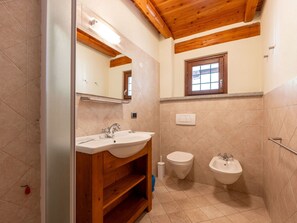 Brown, Mirror, Tap, Sink, Bathroom Sink, Plumbing Fixture, Property, Bathroom, Building, Window