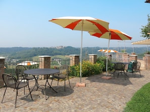 Regenschirm, Tabelle, Schatten, Urlaub, Terrasse, Möbel, Mode-Accessoire, Grundeigentum, Baum, Restaurant