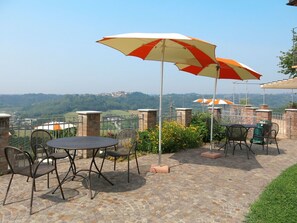 Regenschirm, Tabelle, Schatten, Urlaub, Terrasse, Möbel, Mode-Accessoire, Grundeigentum, Baum, Restaurant