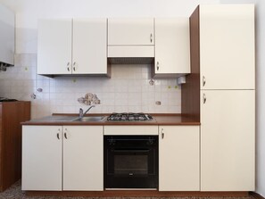 Cabinetry, Countertop, Bygning, Møbel, Komfur, Håndvask, Tap, Køkken Apparat, Køkkenvask, Køkken