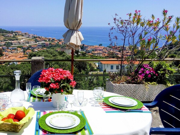 Table, Flower, Summer, Real Estate, Vacation, Room, Plant, Tourism, Building, Restaurant