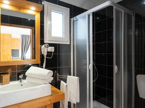 Mirror, Sink, Property, Tap, Plumbing Fixture, Bathroom, Bathroom Sink, Interior Design, Building