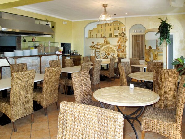 Table, Property, Chair, Plant, Building, Interior Design, Lighting, Floor, Flooring, Houseplant