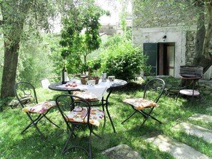 Yard, Backyard, Property, Table, Garden, Patio, Furniture, Outdoor Table, Grass, Tree