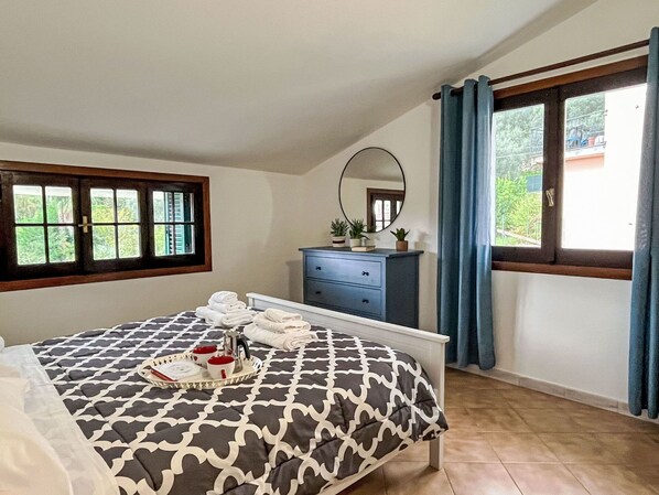 Möbel, Fenster, Eigentum, Azurblau, Holz, Interior Design, Flooring, Fussboden, Cabinetry, Komfort
