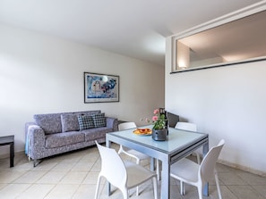 Table, Meubles, Propriété, Canapé, Design Intérieur, Plante D'Appartement, Sol, Sol, Confort, Salon