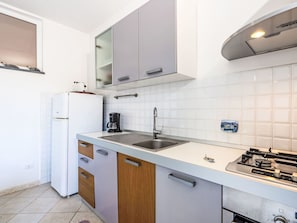 Cabinetry, Evier, Comptoir, Robinet, Propriété, Évier, Bâtiment, Cuisinière, Cuisine, Appareil De Cuisine