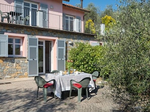 L'Eau, Table, Vaisselle, Propriété, Ciel, Meubles, Bâtiment, Fenêtre, Bleu, Chaise