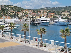 L'Eau, Bateau, Ciel, Navire, Nuage, Plante, Véhicule, Bleu Azur, Arbre, Bâtiment