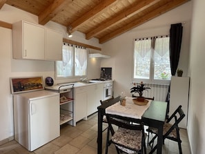 Cabinetry, Eigentum, Möbel, Countertop, Küchengerät, Fenster, Küche, Interior Design, Herd, Tabelle