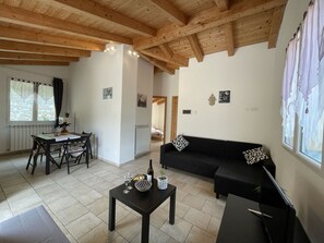 Möbel, Eigentum, Couch, Tabelle, Gebäude, Wohnzimmer, Fenster, Haus, Flooring, Fussboden
