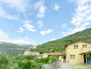 Wolke, Himmel, Gebäude, Pflanze, Berg, Ökoregion, Fenster, Grün, Azurblau, Natürliche Landschaft