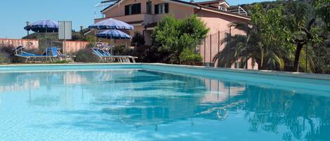 Water, Sky, Property, Plant, Swimming Pool, Azure, Blue, Building, House, Tree