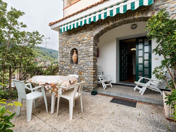 Balcón, Mueble Para Exteriores, Planta De Casa, Silla, Villa, Mesa Al Aire Libre, Maceta, Porche