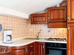 Cocina, Mostrador, Electrodoméstico, Madera, Gabinetes, Aparato De Cocina, Diseño De Interiores, Lavabo, Arreglo De Tubería, Piso