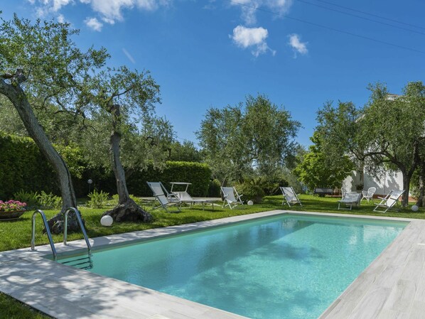 Piscine, Propriété, Paysage Naturel, Immobilier, Herbe, Arrière-Cour, Maison, Biens, Zone Résidentielle, Domicile