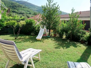 Propriété, Arrière-Cour, Cour, Herbe, Jardin, Pelouse, Maison, Immobilier, Arbre, Chalet