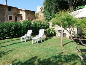 Plante, Ciel, Arbre, Mobilier De Jardin, Lot Terre, Chaise, Ombre, Herbe, Fenêtre, Bâtiment