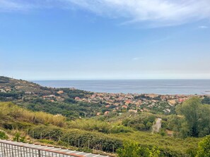 Wasser, Himmel, Pflanze, Gebäude, Azurblau, Natürliche Landschaft, Baum, Gewässer, Strand, Terrain