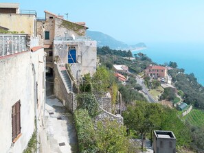 Ciel, L'Eau, Bâtiment, Bleu Azur, Fenêtre, Plante, Montagne, Design Urbain, Maison