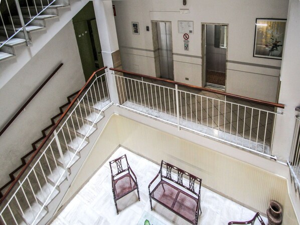 Eigentum, Treppe, Gebäude, Geländer, Baluster, Zimmer, Fussboden, Die Architektur, Haus, Decke