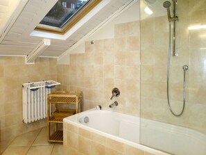 Badewanne, Zapfhahn, Eigentum, Armatur, Duschkopf, Badezimmer, Gebäude, Interior Design, Holz