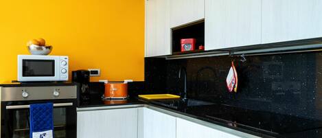 Camera, Cucina, Proprietà, Controsoffitto, Mobilia, Giallo, Cabinetry, Interior Design, Costruzione, Cucina Stufa