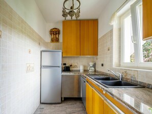 Cabinetry, Spüle, Countertop, Sinken, Zapfhahn, Eigentum, Gebäude, Fenster, Holz, Küche