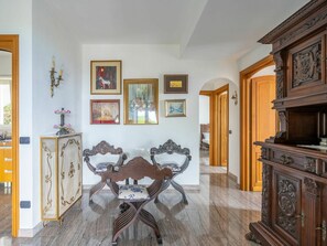 Bilderrahmen, Eigentum, Cabinetry, Möbel, Holz, Tabelle, Haus, Gebäude, Interior Design, Wohnzimmer
