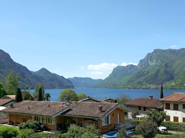 Himmel, Wolke, Berg, Wasser, Wasservorräte, Eigentum, Gebäude, Baum, Pflanze, Fenster